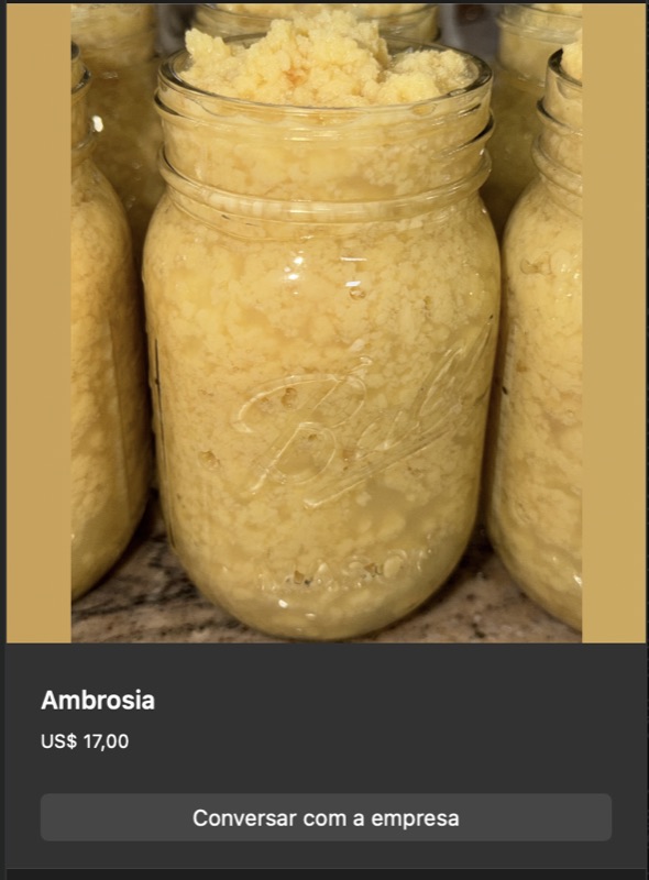 Vários potes de vidro tipo mason jar preenchidos com ambrosia (doce cremoso amarelado e granulado de leite com ovos), alinhados sobre superfície clara. Textura rústica artesanal aparente.