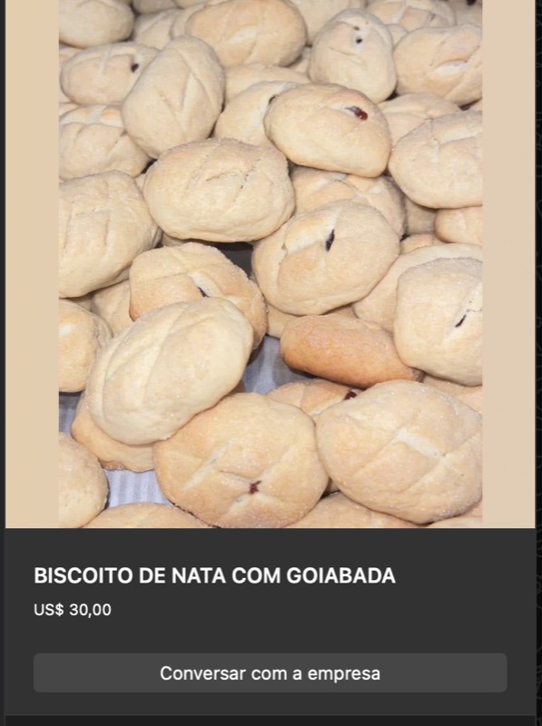 Diversos biscoitos arredondados de nata recheados com goiabada, dispostos em camadas. Cor dourada uniforme, textura caseira típica de padaria rural.