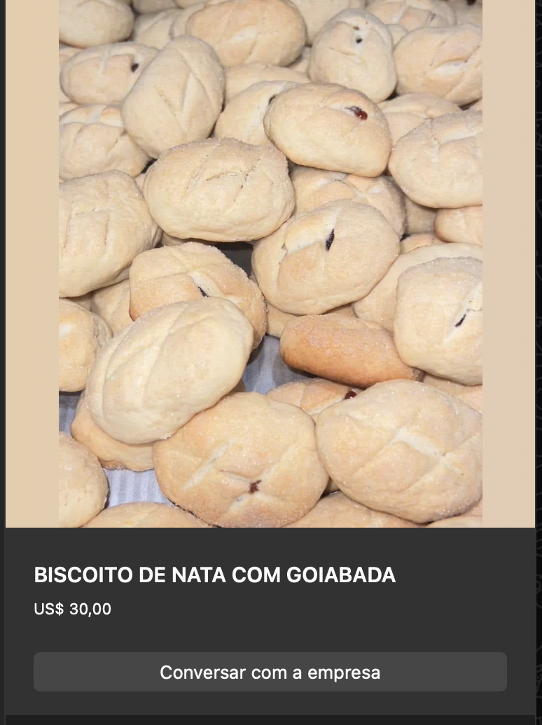 Diversos biscoitos arredondados de nata recheados com goiabada, dispostos em camadas. Cor dourada uniforme, textura caseira típica de padaria rural.