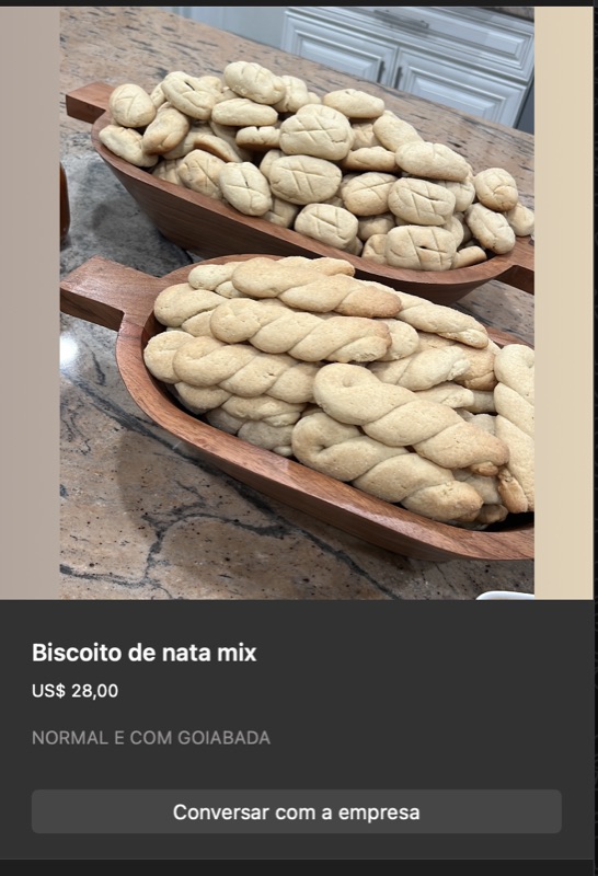 Bandeja de madeira com mix de biscoitos de nata em formatos variados (trançados e arredondados), tonalidade dourada caseira. Subtitulo indica 'normal e com goiabada'.