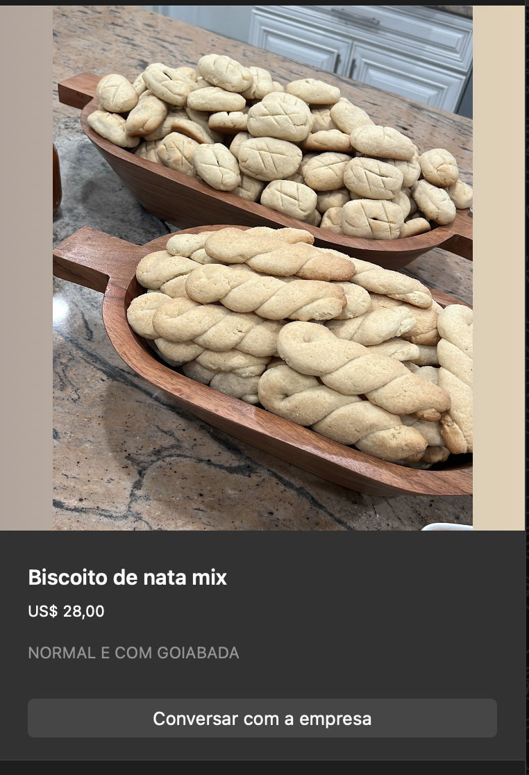 Bandeja de madeira com mix de biscoitos de nata em formatos variados (trançados e arredondados), tonalidade dourada caseira. Subtitulo indica 'normal e com goiabada'.