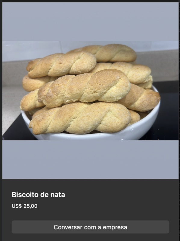 Tigela branca com vários biscoitos de nata em formato trançado/torcido, cor dourada clara, com aparência crocante caseira. Fundo neutro destacando o produto.