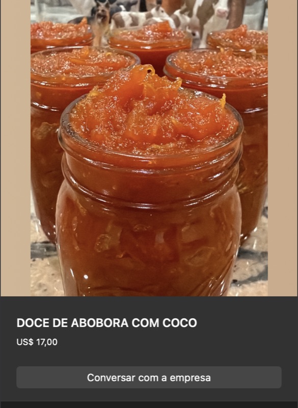 Vários potes de vidro tipo mason jar cheios de doce de abóbora com coco, cor laranja vibrante com fios de coco brancos visíveis. Textura rústica e brilhante de calda artesanal.