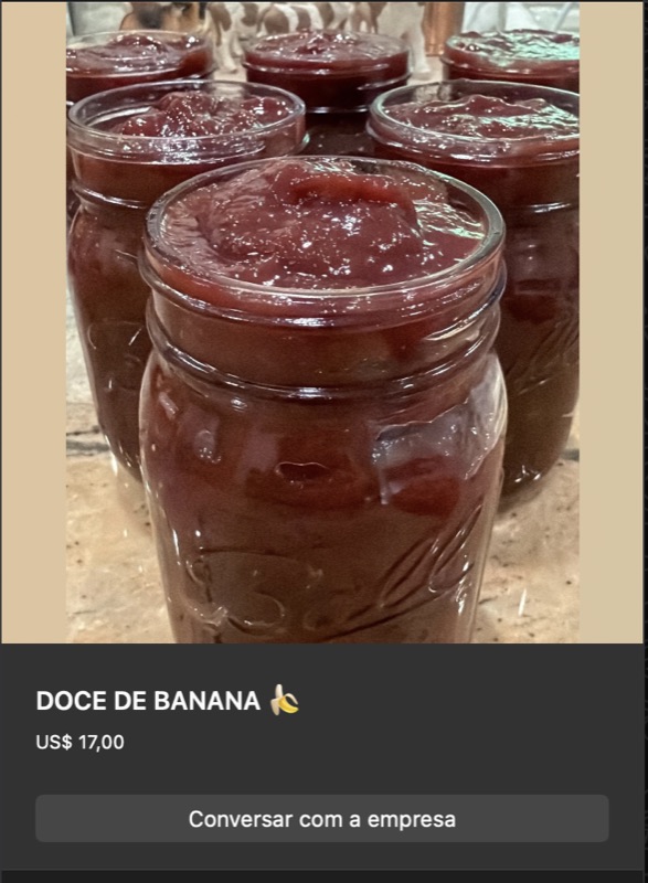 Vários potes de vidro com doce de banana de cor marrom-avermelhada escura, textura espessa e brilhante. Disposição em fileira sugere produção em batch artesanal.