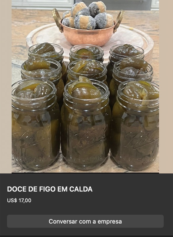 Vários potes de vidro com figos verdes inteiros conservados em calda transparente esverdeada. Frutos com textura preservada, dispostos em prateleira clara.