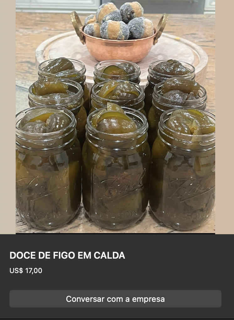 Vários potes de vidro com figos verdes inteiros conservados em calda transparente esverdeada. Frutos com textura preservada, dispostos em prateleira clara.