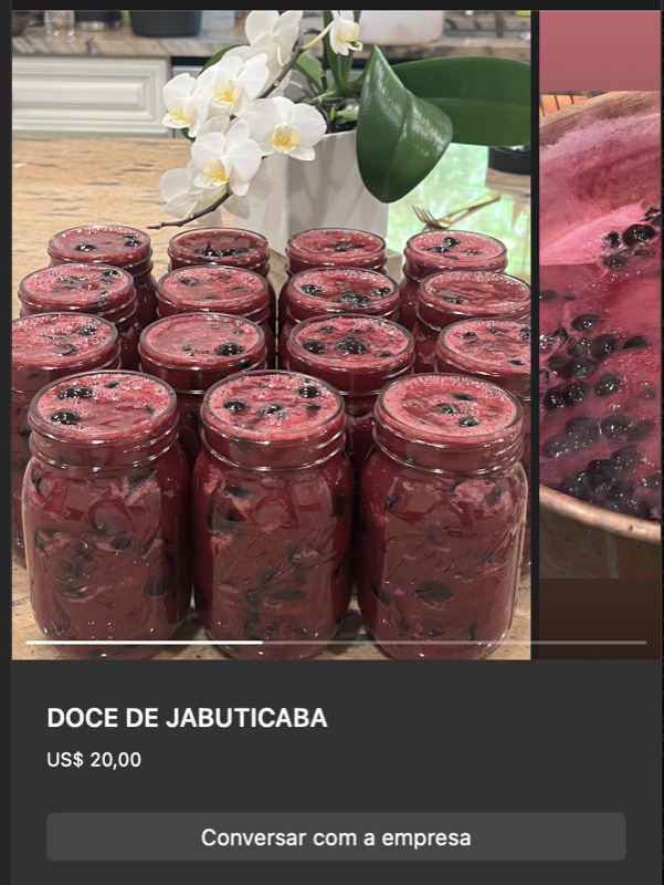 Numerosos potes de vidro preenchidos com doce de jabuticaba em cor roxo-avermelhada profunda, com frutos visíveis. Composição em prateleira clara, produção em série visível.