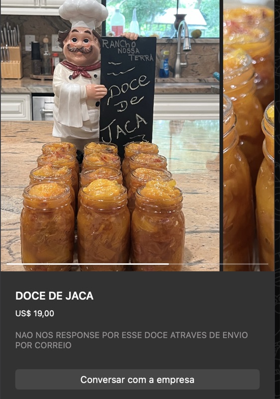 Vários potes de vidro com doce de jaca de cor dourada/âmbar, ao lado de boneco decorativo de chefe segurando placa 'DOCE DE JACA'. Apresentação de feirinha artesanal. Nota do anúncio: não enviam por correio.