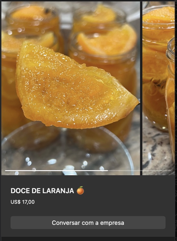 Fatias grossas de laranja cristalizadas em calda, cor laranja-âmbar translúcida, brilho intenso da calda. Ao fundo, potes com mais doce.