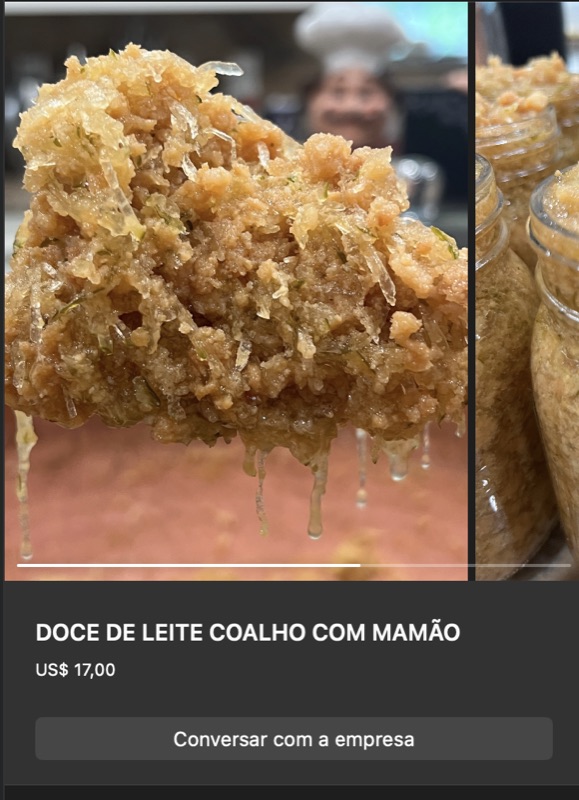 Colher transbordando com doce de leite coalho com mamão — textura fibrosa em tom dourado-âmbar, fios pingando calda. Ao lado, potes com mais doce.