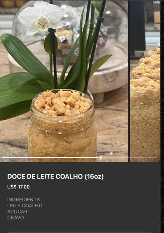 Pote de vidro com doce de leite coalho — textura granulada rústica em tom dourado escuro. Orquídeas brancas decoram o fundo. Ingredientes: leite coalho, açúcar, cravo. Apresentação 16oz.