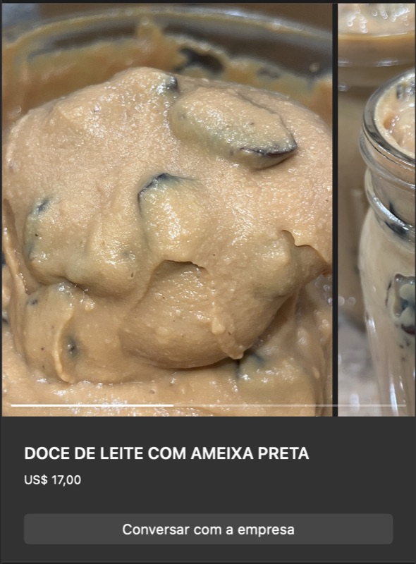 Pote aberto com doce de leite cremoso bege, com pedaços visíveis de ameixa preta inteira misturados. Textura espessa caseira.
