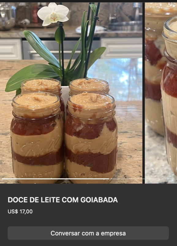 Potes de vidro com camadas alternadas de doce de leite (caramelo claro) e goiabada (vermelha brilhante). Visual romeu-e-julieta artesanal sobre superfície clara, com orquídea branca decorativa.