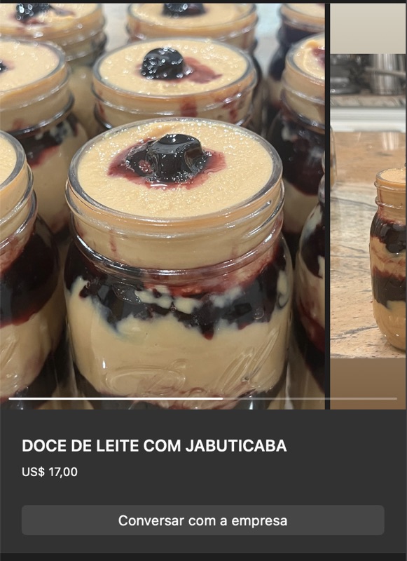 Potes individuais com base de doce de leite bege coberta com calda de jabuticaba roxa-escura. Apresentação tipo sobremesa em camadas visíveis pelo vidro.