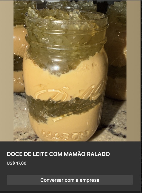 Pote de vidro com camadas de doce de leite cremoso e mamão verde ralado verde-claro. Contraste visual entre o caramelo e o mamão ralado.