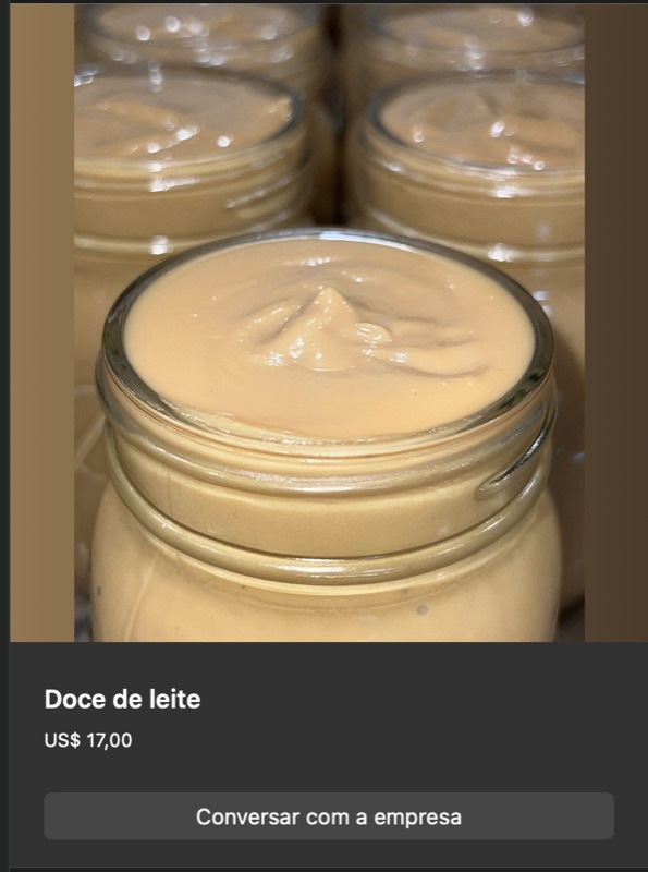 Potes de vidro abertos com doce de leite cremoso, cor caramelo claro, superfície lisa e brilhante. Vários potes empilhados em fileiras, sugerindo produção artesanal em escala.