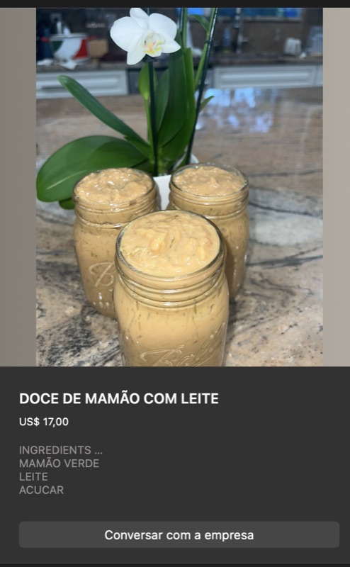 Potes de vidro com doce de mamão com leite em tom dourado-caramelo, textura cremosa. Decoração com orquídea branca ao fundo. Ingredientes: mamão verde, leite, açúcar.