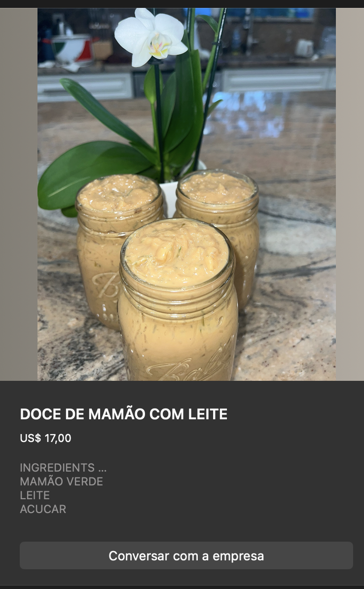 Potes de vidro com doce de mamão com leite em tom dourado-caramelo, textura cremosa. Decoração com orquídea branca ao fundo. Ingredientes: mamão verde, leite, açúcar.