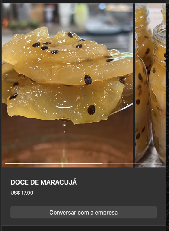 Fatias de maracujá cristalizadas em calda, cor amarelo-dourada translúcida, sementes pretas visíveis. Aspecto brilhante e pegajoso.