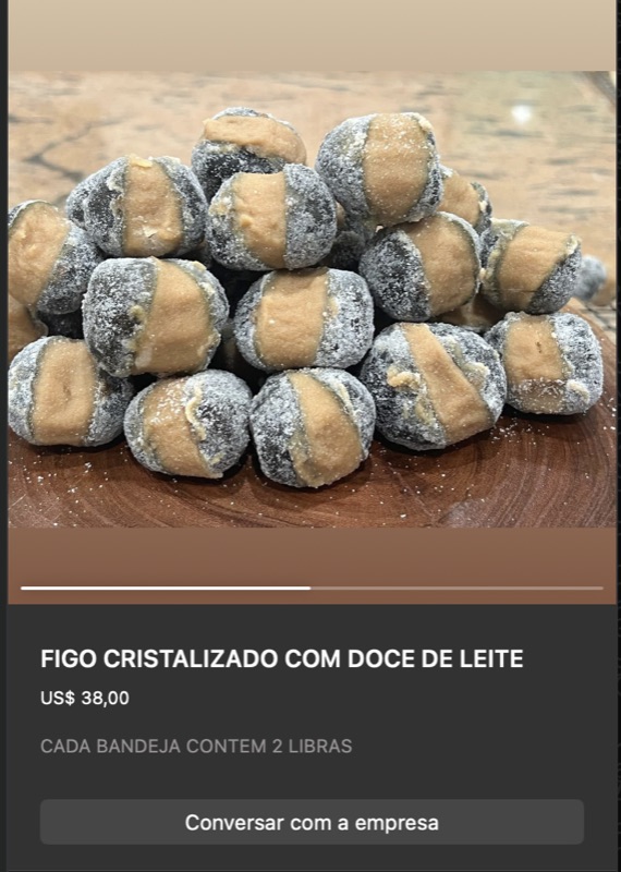 Figos cristalizados escuros recheados com doce de leite dourado visível na parte inferior, sobre tábua de madeira. Indica que cada bandeja contém 2 libras.