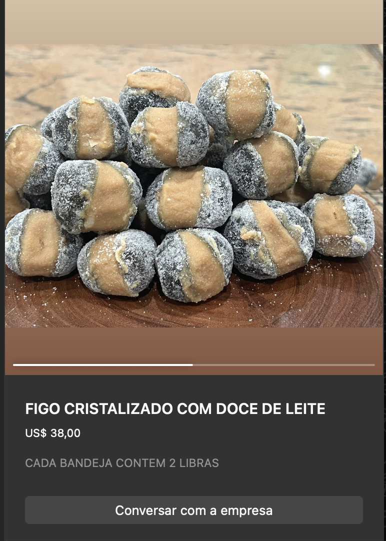Figos cristalizados escuros recheados com doce de leite dourado visível na parte inferior, sobre tábua de madeira. Indica que cada bandeja contém 2 libras.