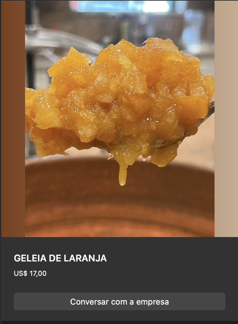 Colher cheia de geleia de laranja com pedaços de casca, cor laranja-dourada, textura brilhante e espessa. Pote de vidro ao fundo.