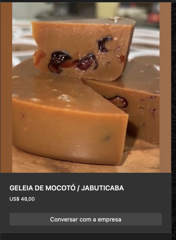 Pedaços de geleia de mocotó com jabuticaba — base bege com manchas roxo-escuras de frutos de jabuticaba incorporados, cortes mostrando textura firme.