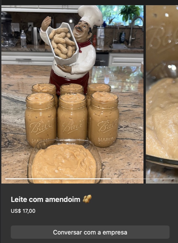Vários potes de vidro com pasta de leite com amendoim cor bege-claro, textura cremosa rústica. Boneco de chef segurando amendoins decora o fundo.