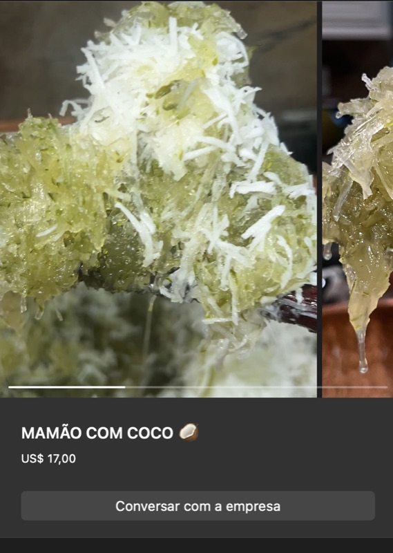 Doce de mamão verde ralado em fios longos com coco branco fresco misturado, cor verde-amarelada brilhante de calda. Apresentação rústica.
