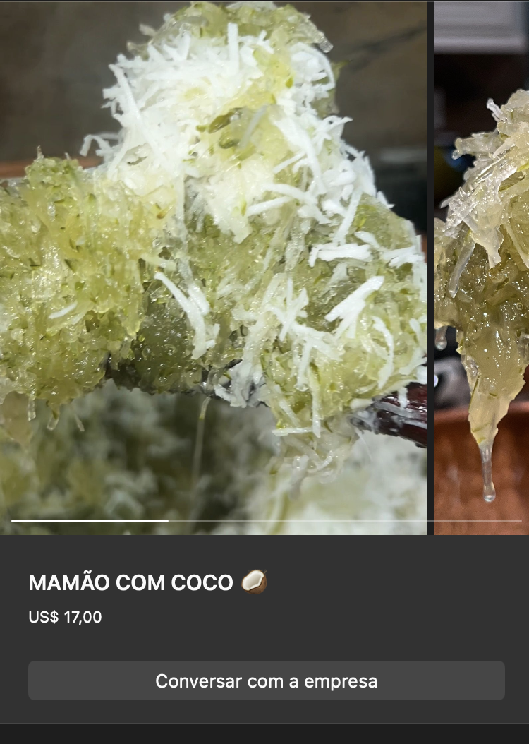 Doce de mamão verde ralado em fios longos com coco branco fresco misturado, cor verde-amarelada brilhante de calda. Apresentação rústica.