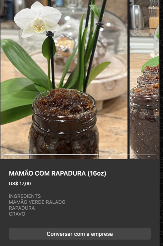 Pote de vidro aberto com doce de mamão verde ralado com rapadura — tom marrom-escuro denso, fios visíveis. Orquídea branca decora o fundo. Ingredientes: mamão verde ralado, rapadura, cravo.
