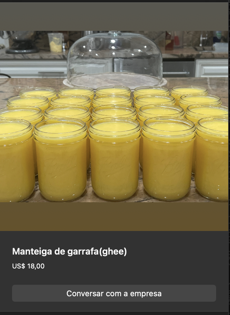 Vários potes pequenos de vidro com manteiga de garrafa (ghee) clarificada, cor amarelo-dourada brilhante translúcida. Dispostos em fileiras sobre balcão.