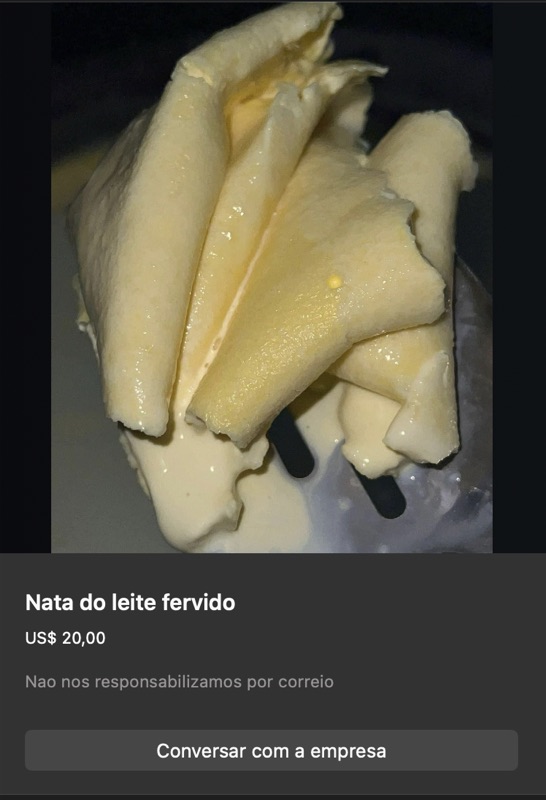 Pedaços rústicos de nata do leite fervido em cor amarelo-creme, textura macia e gordurosa empilhada. Disclaimer indica que não se responsabilizam por envio.