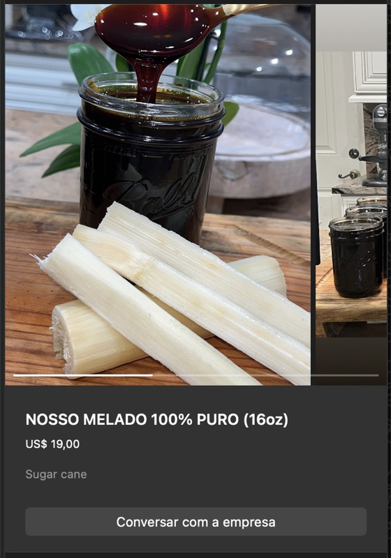 Pote de vidro aberto com melado de cana 100% puro, cor marrom-escura brilhante, ao lado de pedaços de cana de açúcar fresca. Apresentação rústica destacando a matéria-prima.