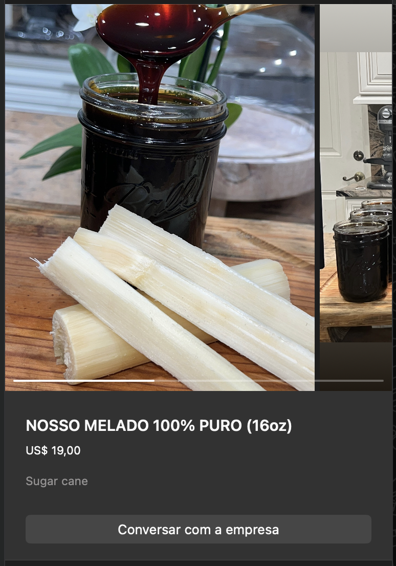 Pote de vidro aberto com melado de cana 100% puro, cor marrom-escura brilhante, ao lado de pedaços de cana de açúcar fresca. Apresentação rústica destacando a matéria-prima.