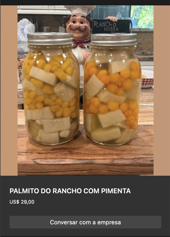 Dois potes grandes de vidro com palmito branco em cubos conservados em salmoura, misturados com pimentas amarelas (biquinho). Boneco de chef ao fundo, contraste visual entre branco e amarelo.