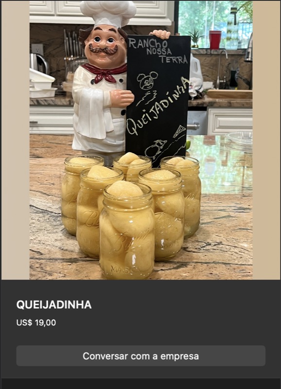 Vários potes pequenos de vidro com queijadinhas individuais cor amarelo-dourada, com aparência cremosa de cocada brasileira. Boneco de chef ao fundo segurando placa.