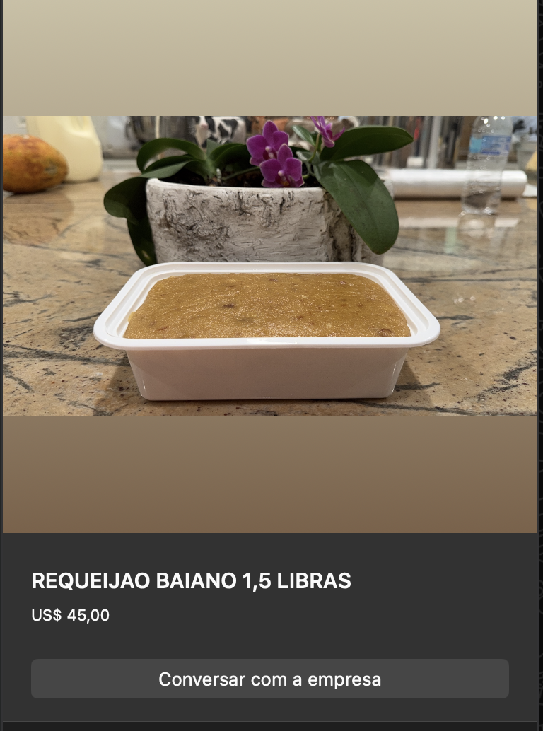 Recipiente quadrado plástico transparente com requeijão baiano em bloco cor amarelo-dourada, superfície ligeiramente irregular. Sobre balcão de granito com orquídea branca ao fundo.