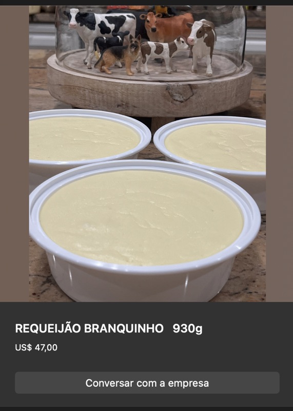 Três tigelas redondas com requeijão branquinho cremoso amarelo-claro sem temperar, superfície lisa. Miniaturas decorativas de vacas ao fundo dão contexto rural.