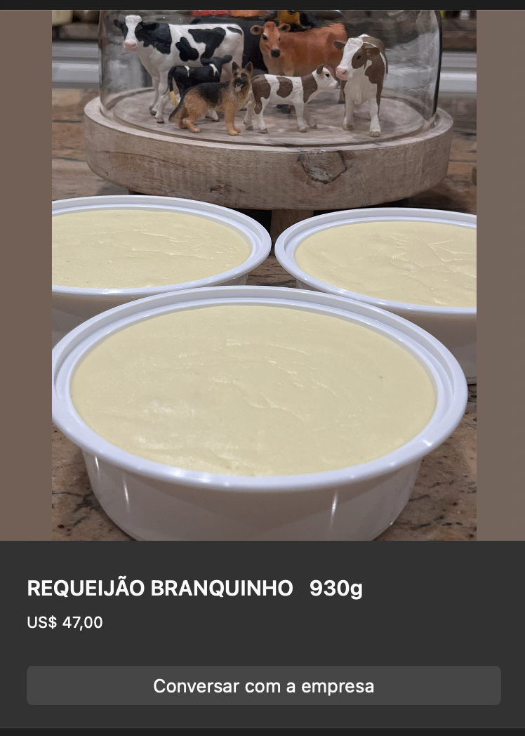 Três tigelas redondas com requeijão branquinho cremoso amarelo-claro sem temperar, superfície lisa. Miniaturas decorativas de vacas ao fundo dão contexto rural.