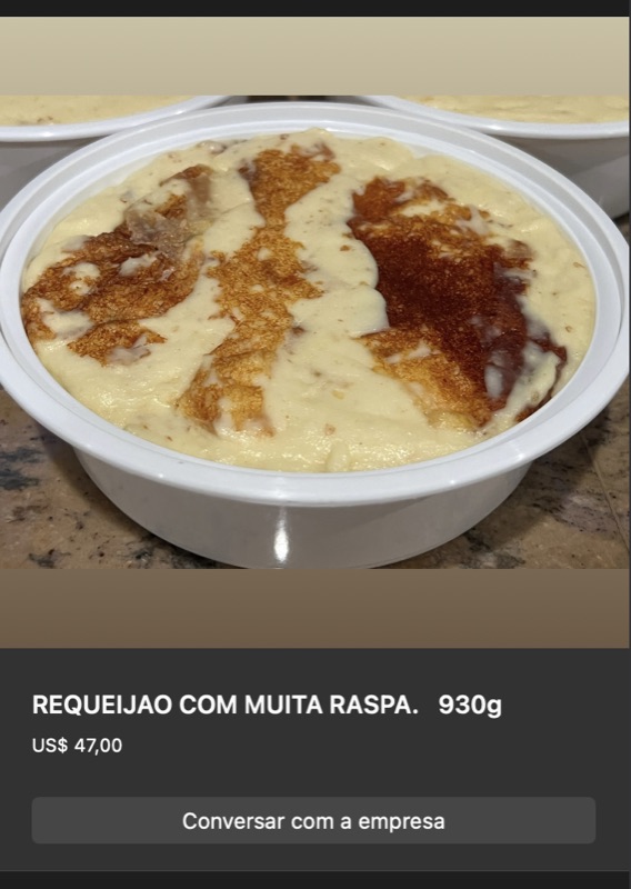Tigela redonda com requeijão amarelo cremoso com extensas áreas marrom-escuras de raspa caramelizada cobrindo a superfície. Versão com mais raspa, 930g.