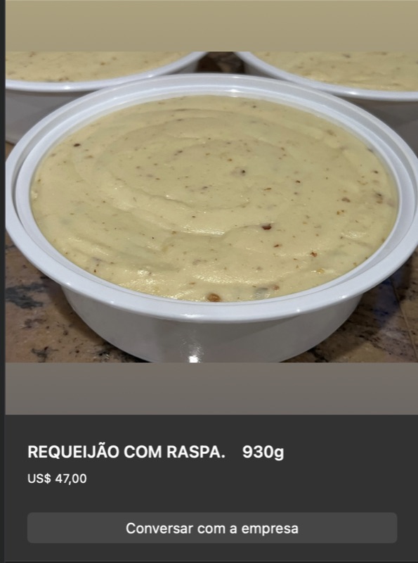 Tigela redonda branca com requeijão cremoso cor bege-amarelo com manchas marrons de raspa caramelizada na superfície. Versão 930g em formato pasta espalhável.
