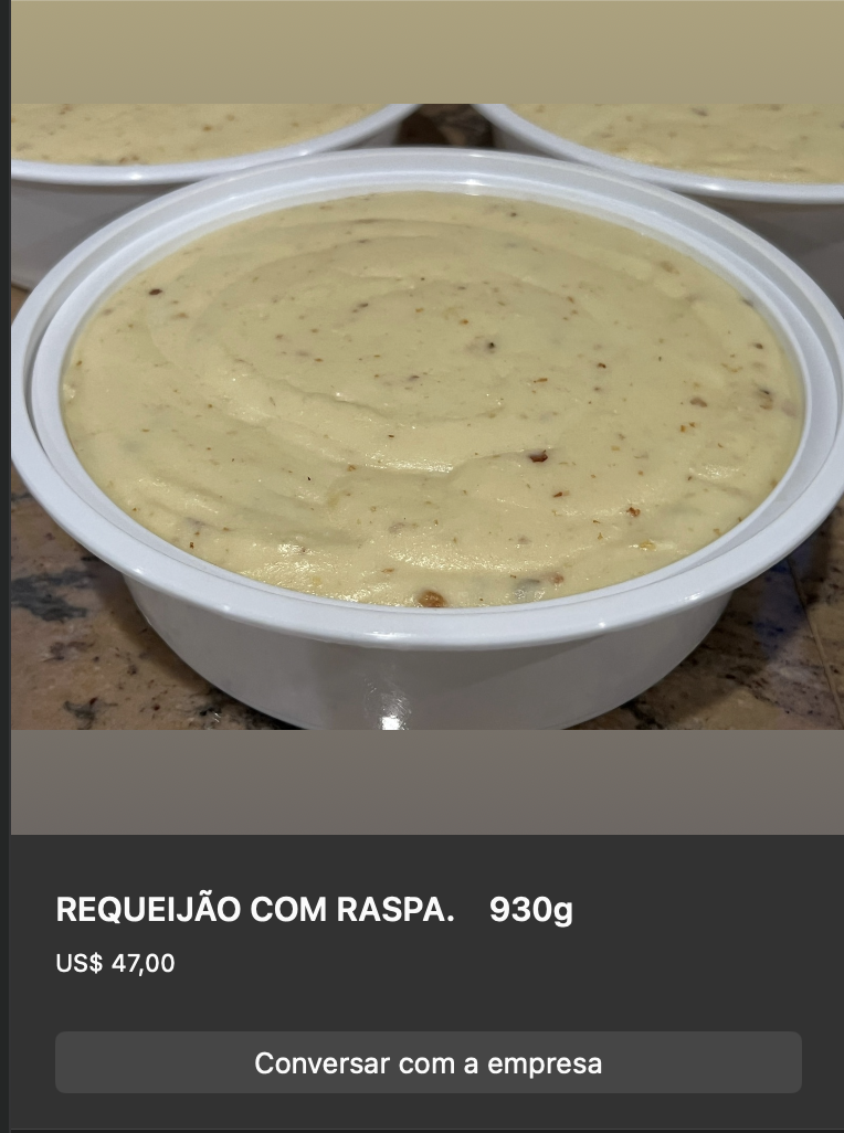Tigela redonda branca com requeijão cremoso cor bege-amarelo com manchas marrons de raspa caramelizada na superfície. Versão 930g em formato pasta espalhável.