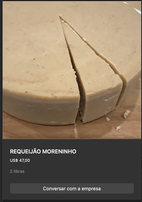 Disco grande de requeijão moreninho em cor caramelo-âmbar, cortado mostrando interior denso. Apresentação 2 libras. Ingredientes: leite, manteiga, sal.