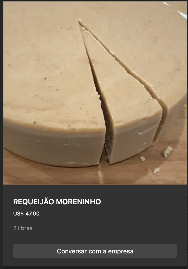 Disco grande de requeijão moreninho em cor caramelo-âmbar, cortado mostrando interior denso. Apresentação 2 libras. Ingredientes: leite, manteiga, sal.